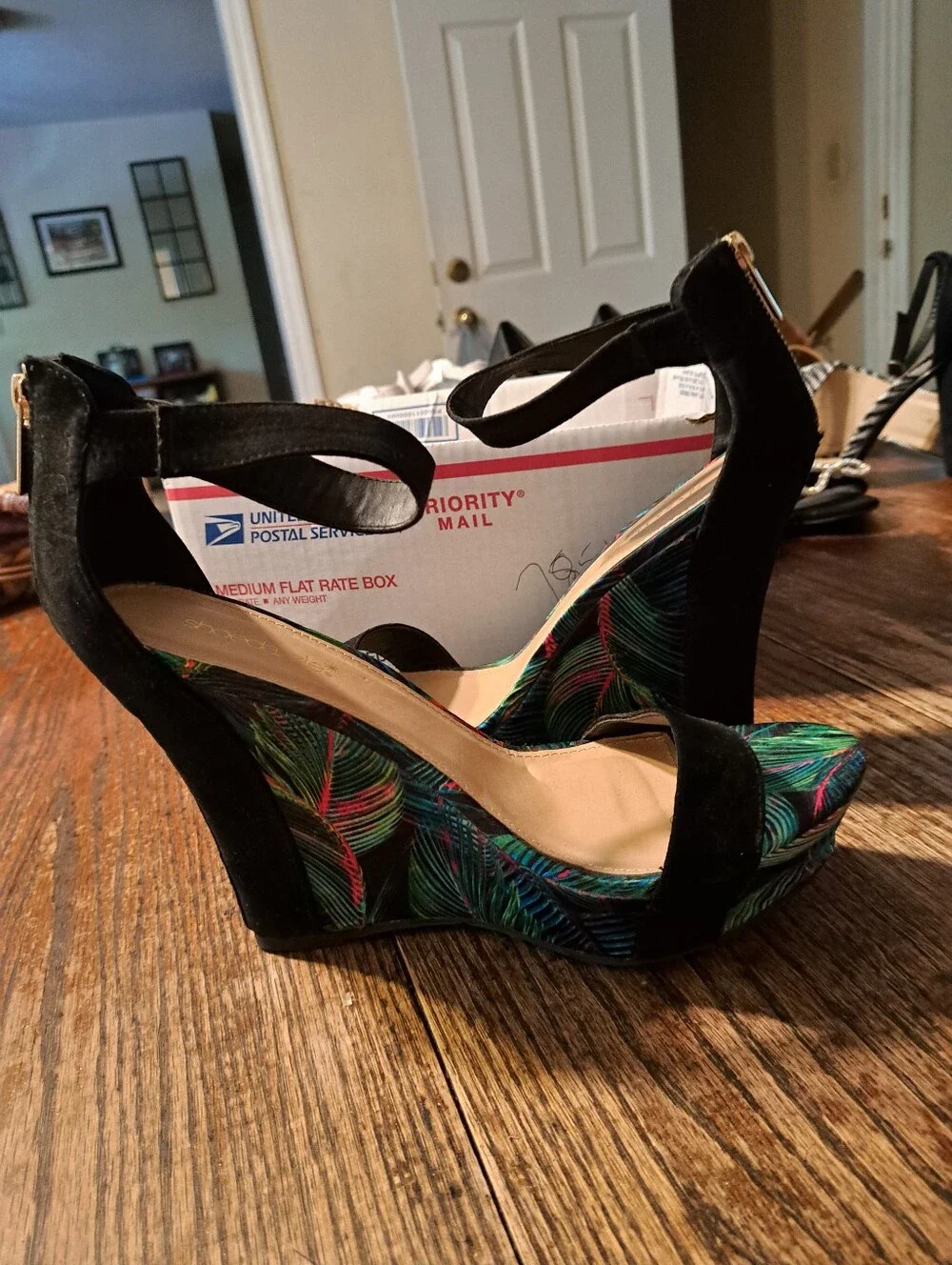ShoeDazzle Ebani Tropical Print Platform Wedge Sandals Heels Black Size 11
